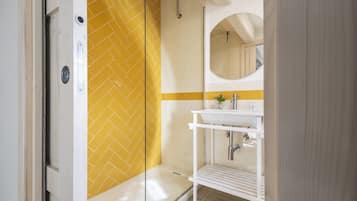 Camera Comfort con 2 letti singoli, vista valle | Bagno | Doccia, set di cortesia gratuito, asciugacapelli, asciugamani