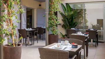 Petit déjeuner buffet (14 EUR par personne)