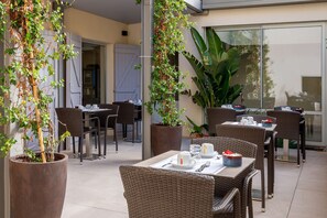 Desayuno buffet todos los días (con cargo)
