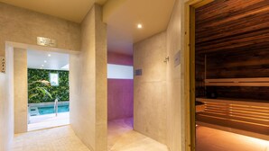 Un área de spa con piscina, banco de madera y cartel que indica piscina de relajación.