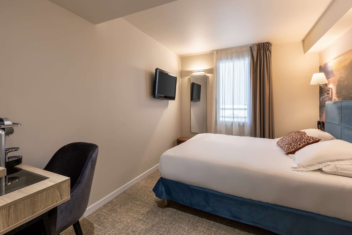 Standardzimmer, 1 Queen-Bett, Nichtraucher | 1 Schlafzimmer, Minibar, Zimmersafe, individuell dekoriert