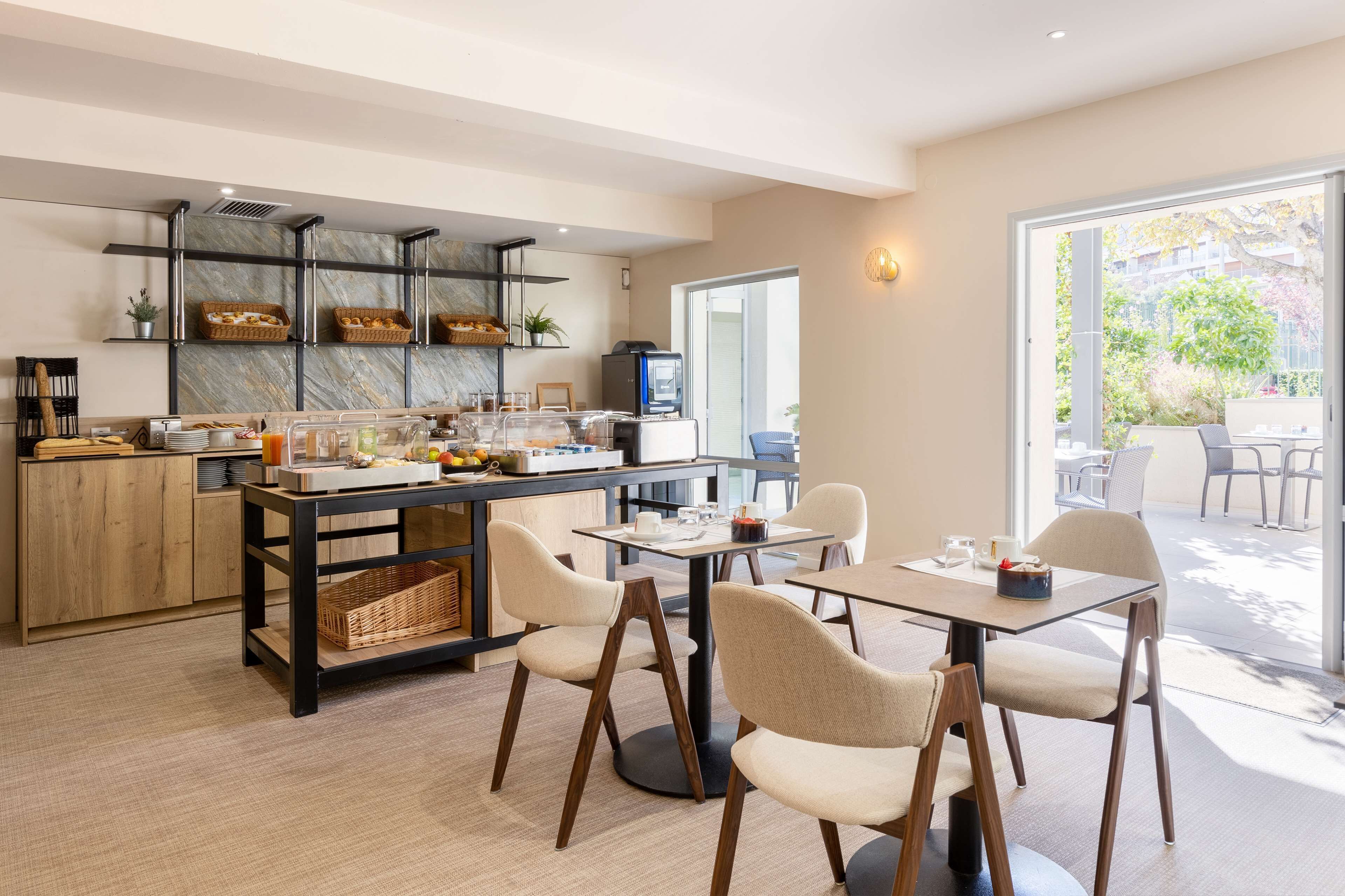 Un comedor moderno con una isla central, sillas y una disposición tipo bufé.
