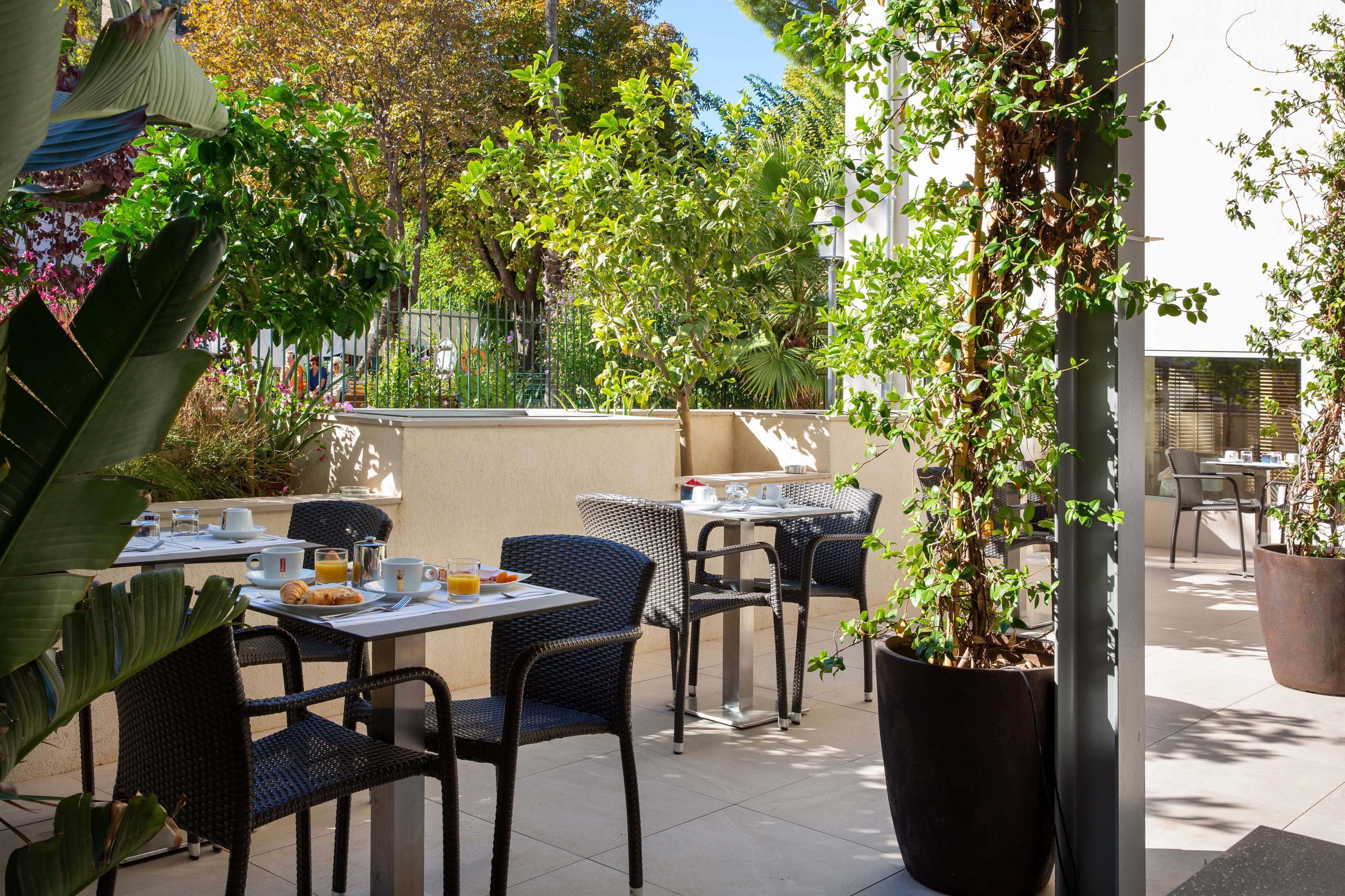 Petit déjeuner buffet servi tous les jours en supplément