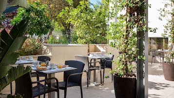 Petit déjeuner buffet servi tous les jours en supplément