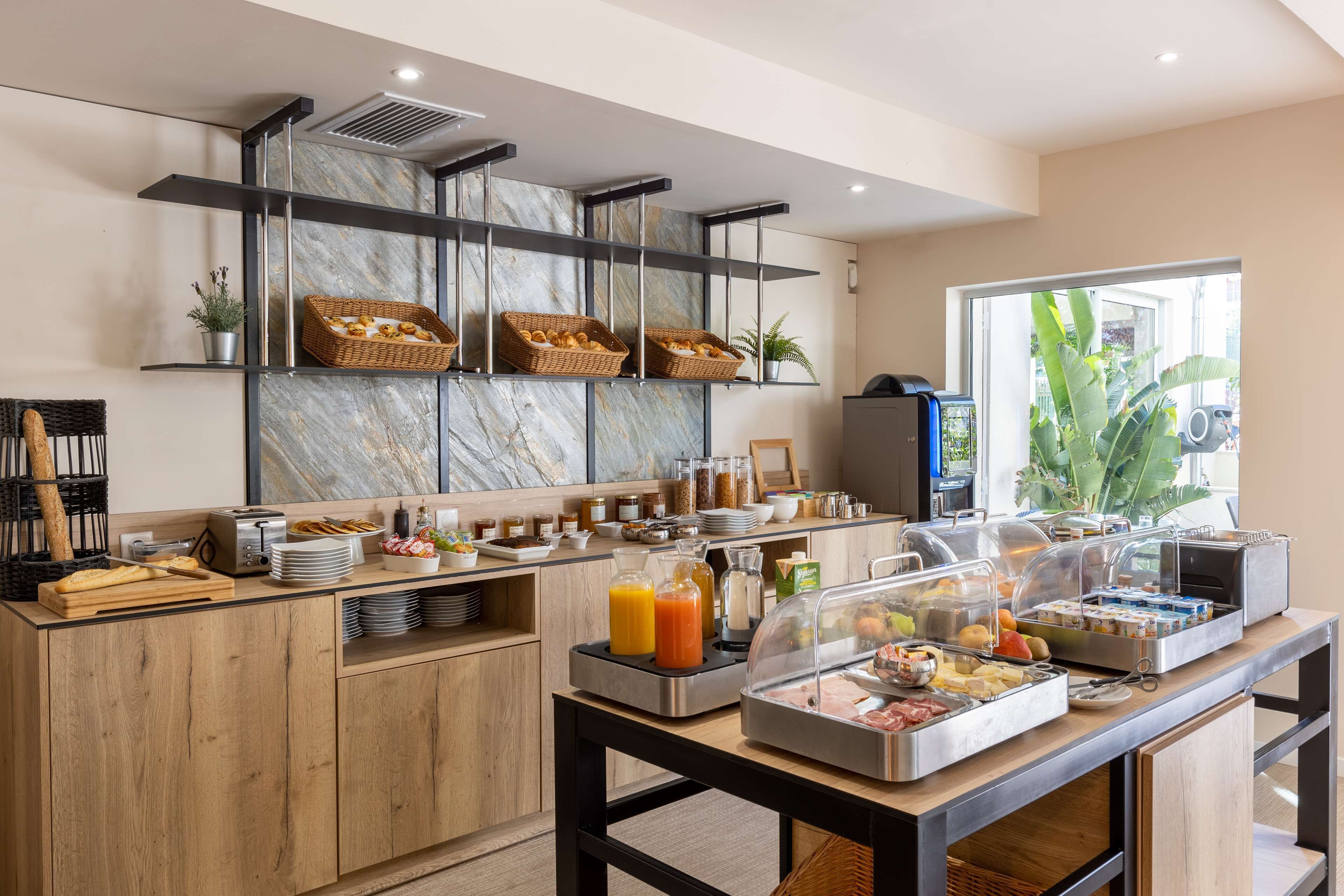 Un ricco buffet per la colazione con diversi cibi, uno schienale marmorizzato e vista sull'esterno.