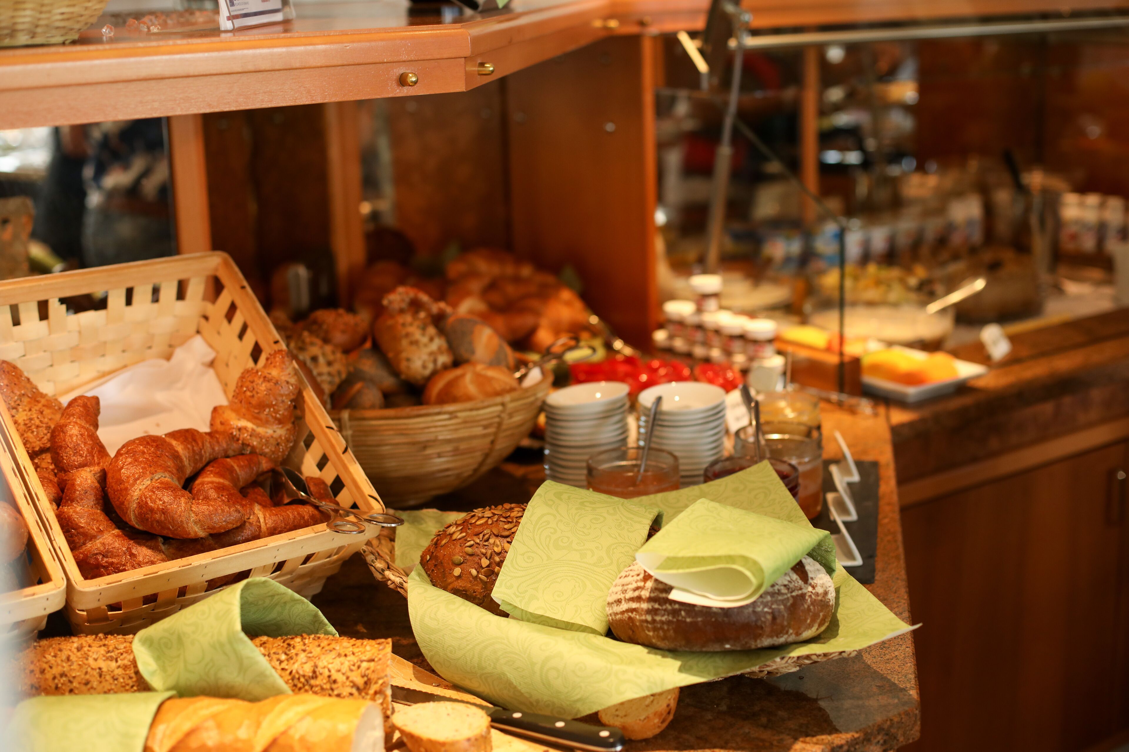 Ein Buffet mit verschiedenen Brotsorten und Gebäck.