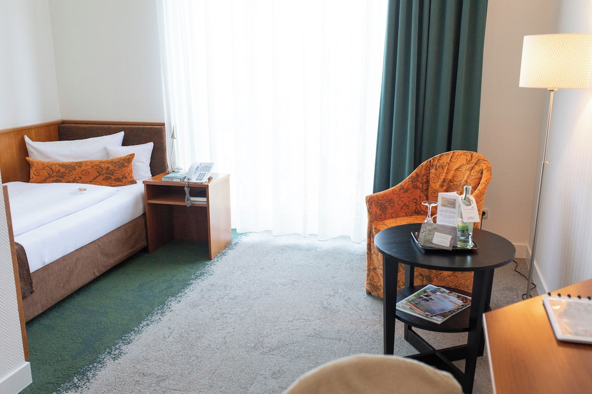 Classic Single Room | Hypo-allergenic bedding, in-room safe, desk, blackout drapes