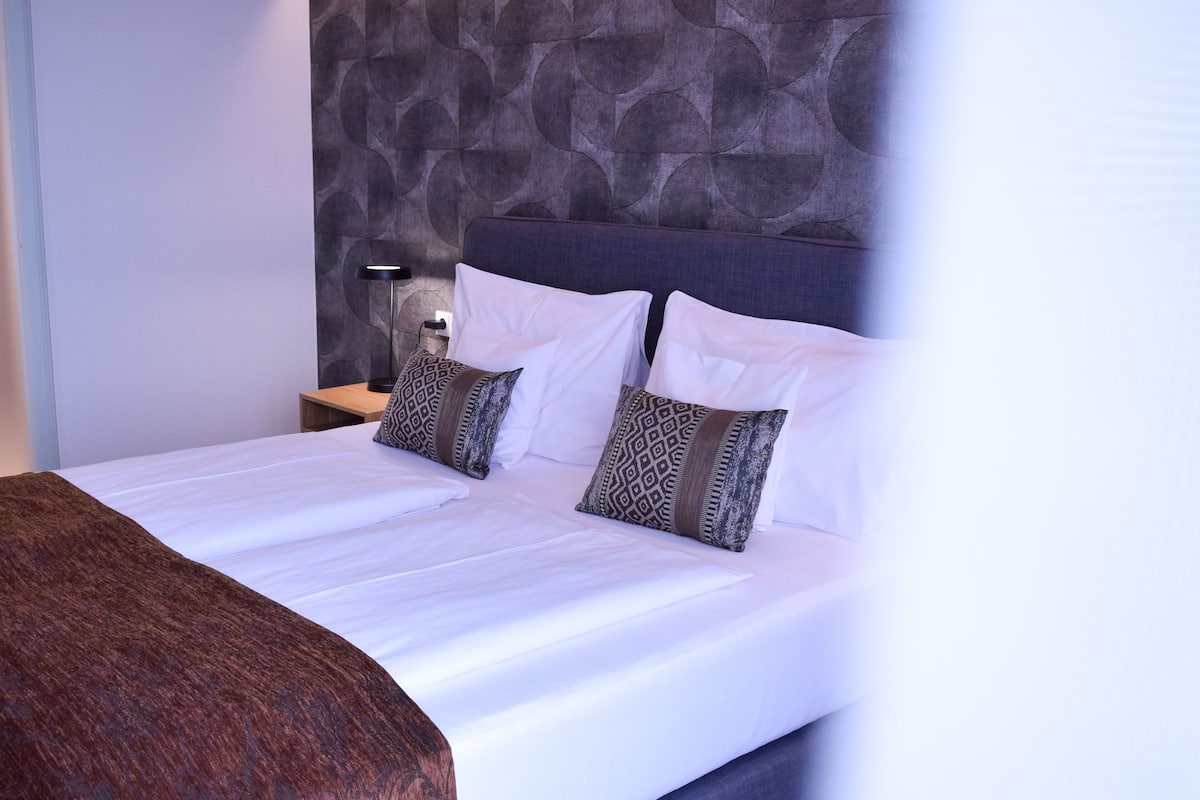 Comfort Double Room, Balcony | Hypo-allergenic bedding, in-room safe, desk, blackout drapes