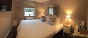 Premium bedding, individually decorated, individually furnished - The Anchor Inn (Spalding)