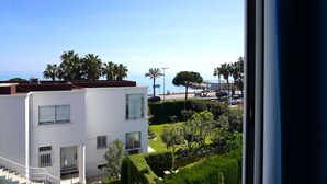 A modern two-story building with a balcony, a well-maintained garden, and a view of the sea. - MOTEL ASCOT - Hôtel & Appartements (Cagnes-sur-Mer)