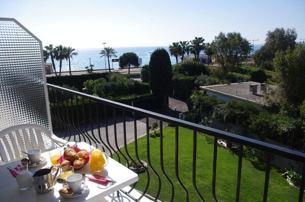 Daily cooked-to-order breakfast (EUR 9 per person) - MOTEL ASCOT - Hôtel & Appartements (Cagnes-sur-Mer)