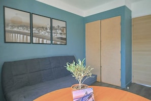 Apartamento estándar, 1 habitación, balcón, vistas al jardín | Zona de estar | Una televisión LED