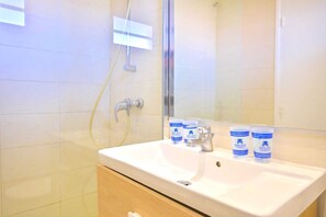 Family Apartment, 1 Bedroom, Balcony, Sea View | Bathroom | Towels, soap, shampoo, toilet paper - MOTEL ASCOT - Hôtel & Appartements (Cagnes-sur-Mer)