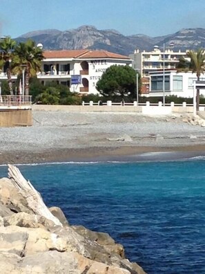 Beach nearby, black sand - MOTEL ASCOT - Hôtel & Appartements (Cagnes-sur-Mer)