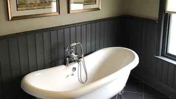 Habitación doble superior | Baño | Tina profunda, amenidades de baño gratuitas, secadora de cabello