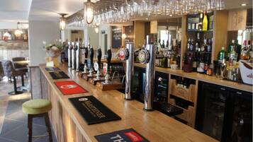 Serviert Frühstück, Mittagessen und Abendessen