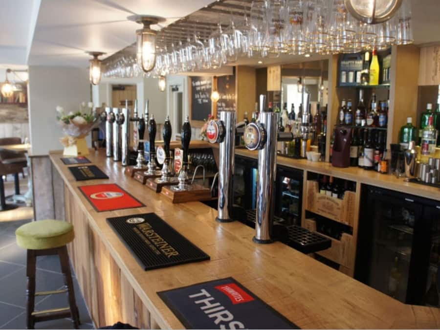 Serves breakfast, lunch and dinner