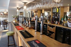 Serves breakfast, lunch, and dinner