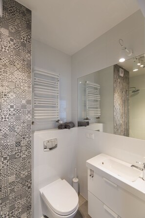 Appartement, 1 chambre | Salle de bain | Douche, articles de toilette gratuits, sĂšche-cheveux