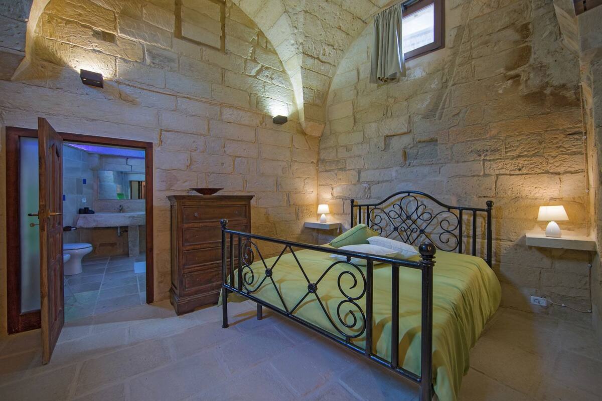 Suite, Hot Tub | Premium bedding, down duvets, minibar, in-room safe