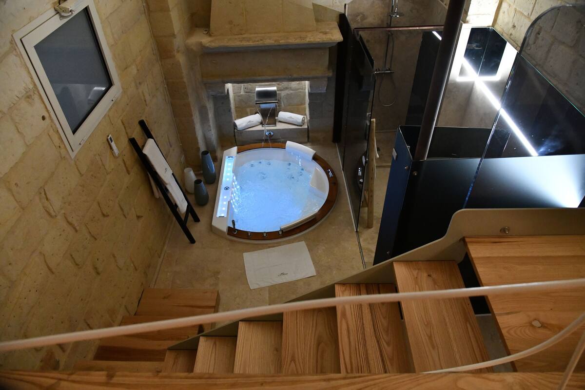 Deluxe Studio Suite, 1 Double Bed | Bathroom | Shower, hair dryer, bathrobes, slippers