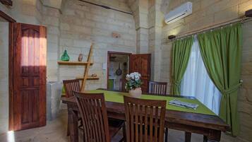Suite, vista giardino | Area soggiorno | TV a schermo piatto 50 pollici con canali satellitari