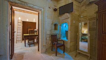 Suite, idromassaggio | Area soggiorno | TV a schermo piatto 50 pollici con canali satellitari