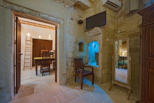 Suite, Hot Tub | Living area | 50-inch flat-screen TV with satellite channels - La Dimora delle Grazie (San Cesario di Lecce)