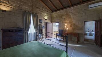 Doppia Deluxe, balcone | Biancheria da letto di alta qualità, copriletto in piuma, minibar