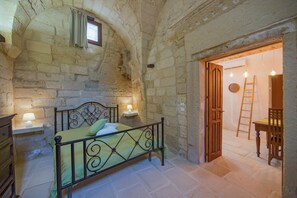 Suite, Hot Tub | Premium bedding, down comforters, minibar, in-room safe - La Dimora delle Grazie (San Cesario di Lecce)