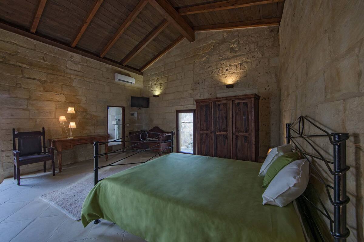 Deluxe Double Room, Balcony | Premium bedding, down duvets, minibar, in-room safe
