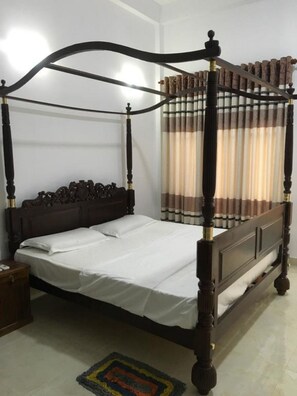 Deluxe-Doppel- oder -Zweibettzimmer, 1 King-Bett, Gartenblick, zum Garten hin