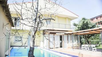 Hồ bơi ngoài trời phục vụ theo mùa