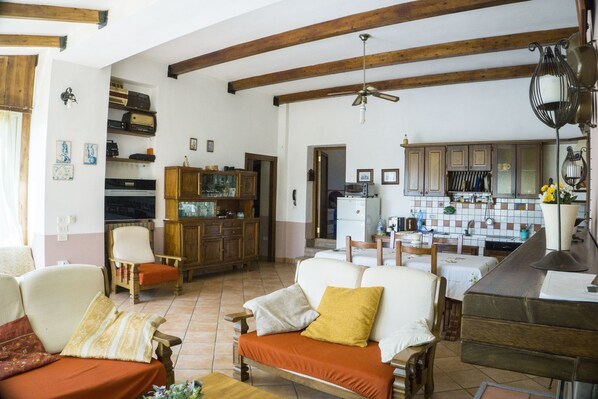 Departamento, 4 habitaciones | Área de sala de estar | Televisión y chimenea 