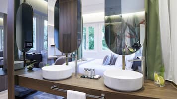 Chambre Deluxe Double ou avec lits jumeaux | Salle de bain | Douche, douche à « effet pluie », articles de toilette gratuits
