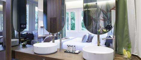 Deluxe Double or Twin Room | Bathroom | Shower, rainfall showerhead, free toiletries, hair dryer