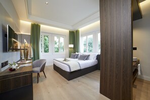A modern bedroom with a bed, a desk, and a chair. - Messori Suites (Florence)