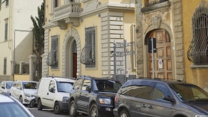 A street with parked cars and historic buildings with balconies and arched windows. - Messori Suites (Florence)
