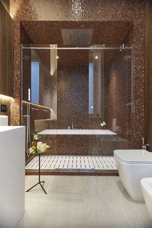 Junior Studio Suite | Bathroom | Shower, rainfall showerhead, free toiletries, hair dryer - Messori Suites (Florence)