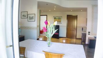 Apartamento, 2 habitaciones | Servicio de comidas en la habitación