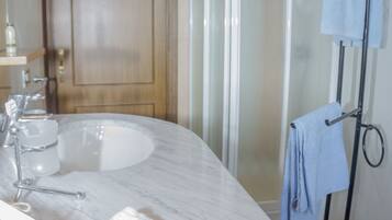 Apartment, 2 Bedrooms | Bathroom | Shower, rainfall showerhead, bidet, towels