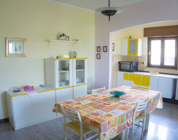 Appartement, 2 chambres | Repas dans la chambre