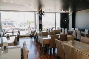 Buffet déjeuner gratuit tous les jours