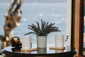 Chambre triple de base, vue sur la mer | Bureau, accès au Wi-Fi (inclus), literie fournie