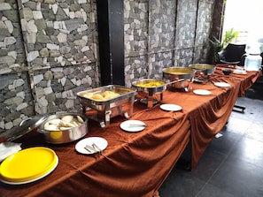 Desayuno buffet (INR 150 por persona)