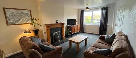 Casa estándar, 2 habitaciones | Área de sala de estar | Televisión de pantalla plana