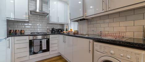 Refrigerador, microondas, parrilla de estufa y cafetera y tetera