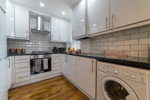 Refrigerador, microondas, parrilla de estufa y cafetera y tetera