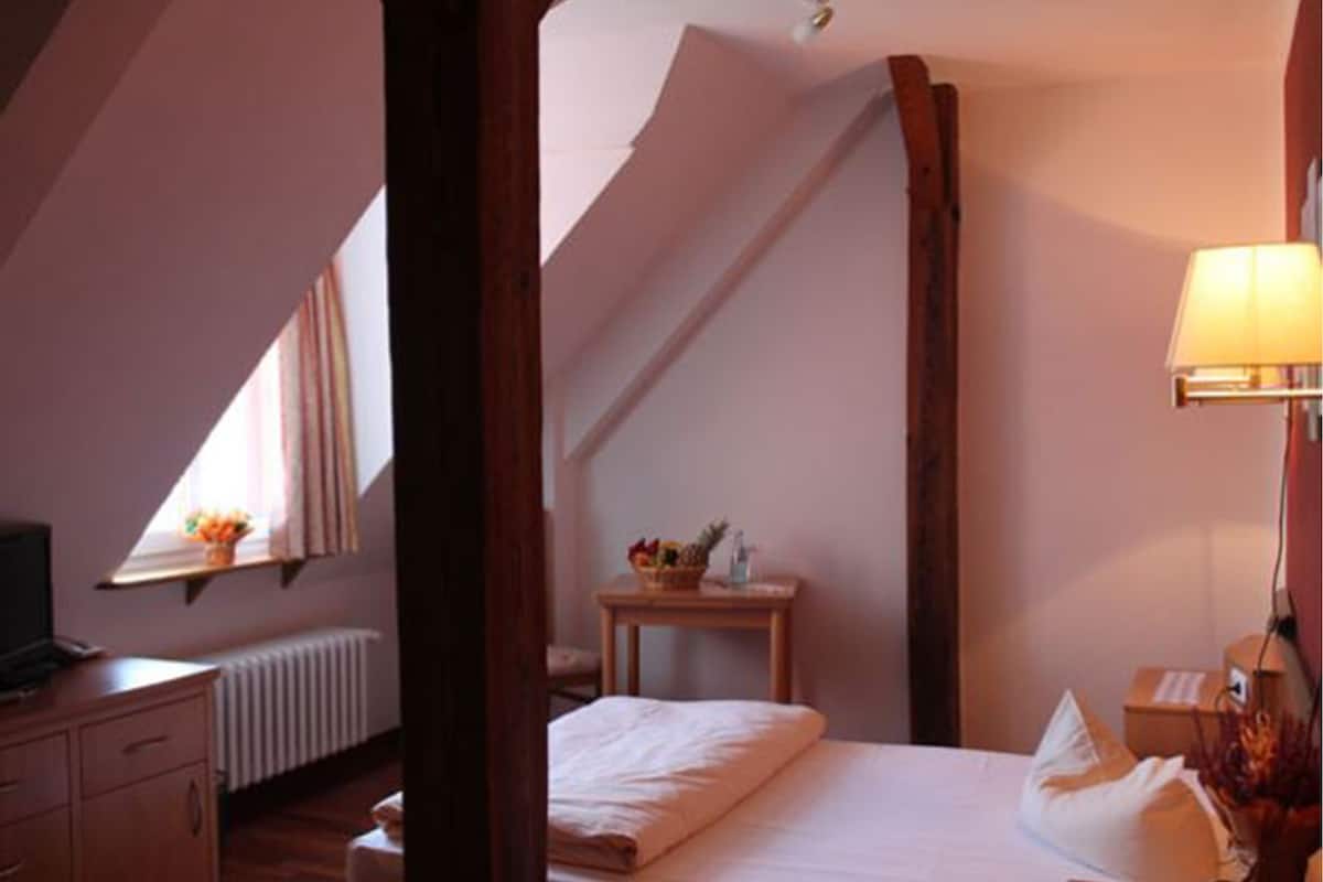 single room | iron/ironing board, free wifi, bed sheets