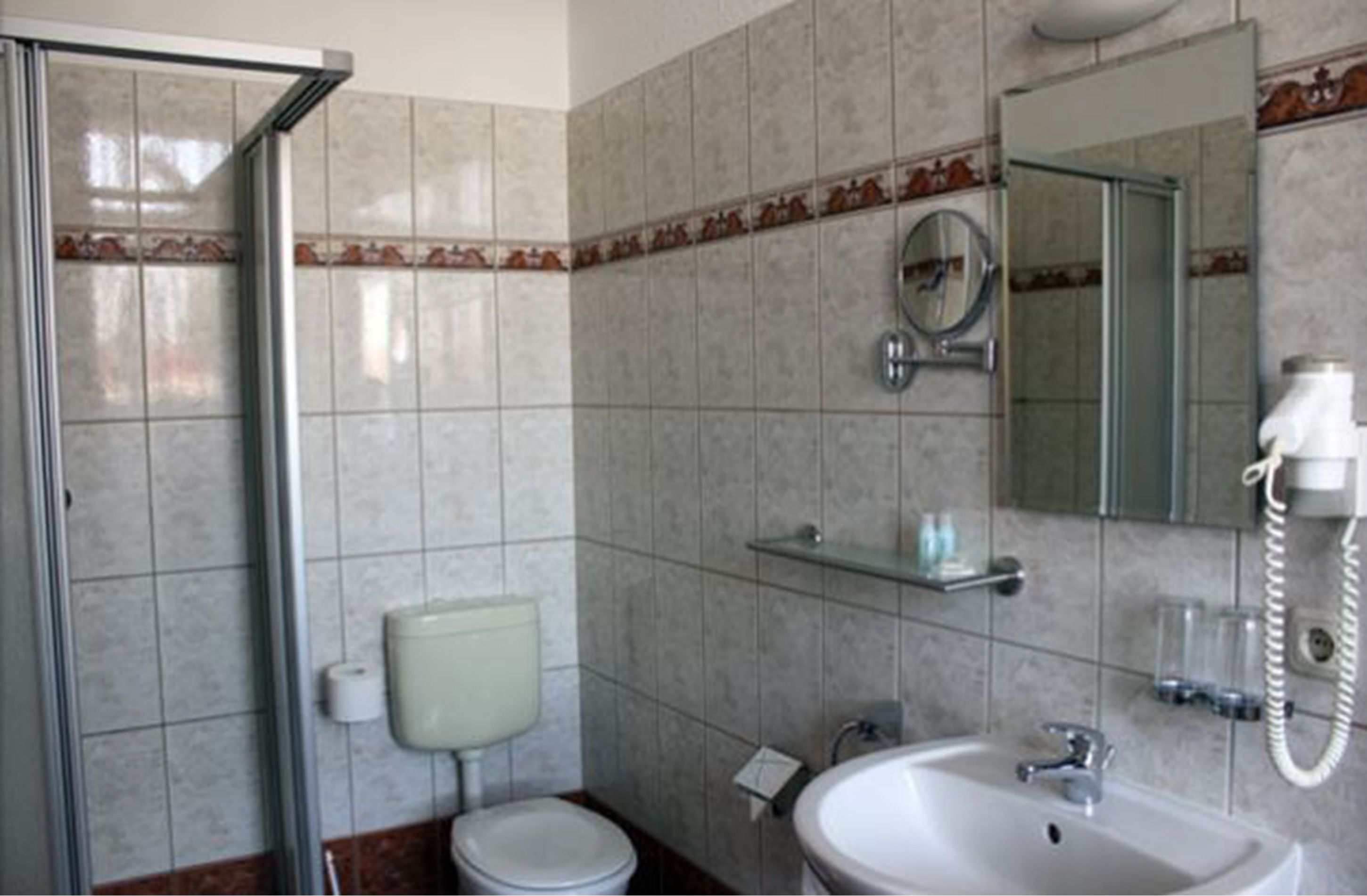 comfort double room | bathroom | free toiletries, hair dryer, towels